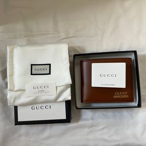 Authentic GUCCI Bi-fold leather wallet in classic dark tan color NIB